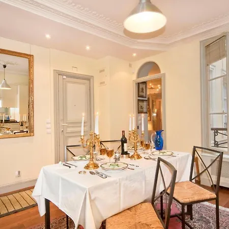 Apartment Penthievre *