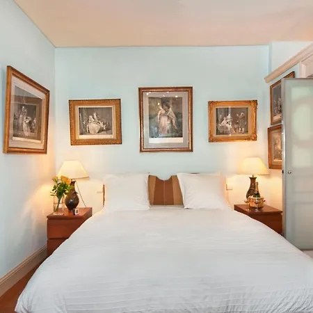Apartment Penthievre *